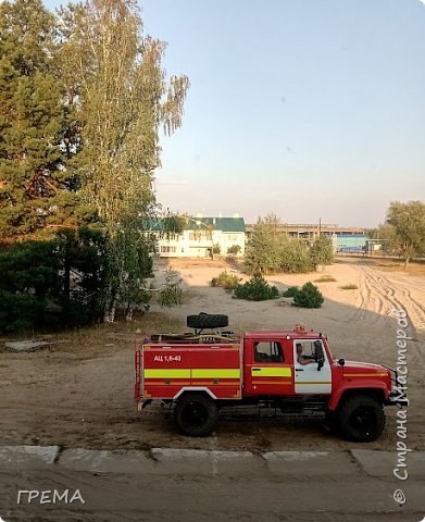 Иногда небо становилось голубым,ветру большое спасибо в эти дни,дул в другую сторону,но дым над домами никуда не уходил! А мы привыкли к пожарным и мчсникам. Спасибо им за борьбу с лесным пожаром!!! (фото 3)