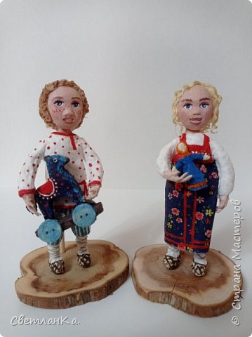 Личики из запекаемой полимерной глины (лепила сама, без применения молдов). Сарафан у девочки из ткани. Все остальное из ваты: сами детки, пальчики, волосы, кукла- мотанка и лошадка.
