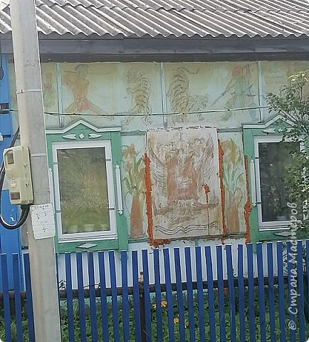 Очень любопытно было увидеть такой домик.
Жаль только, что не узнать, кто рисовал, зачем... Но выглядит любопытно. (фото 16)