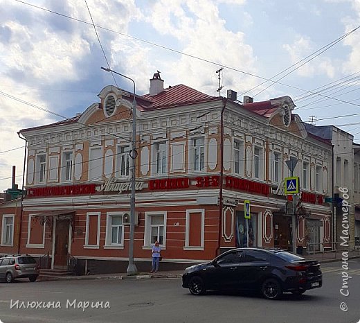 Этому зданию более 100лет. Под многолетним слоем краски и штукатурки спрятана кладка мозаики.Сейчас  началась реставрация здания. (фото 23)