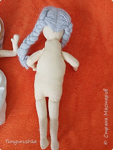 Вот так все начиналось. Помучилась с выкройкой. Пришлось голову рисовать самой, а туловище и руки-ноги из разных "наборов" . Настина кукла стоит, а  кукла Людмилы может сидеть. Конструктив ручек тоже разный. Бабуся Анастасии может двигать руками вверх-вниз. (фото 10)