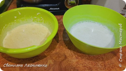 Отдельно взбить желтки с сахаром и отдельно белки .Белки я не взбиваю в пышную пену ,достаточно их только слегка взбить. Соединить желтки с белками и замесить тесто. (фото 4)