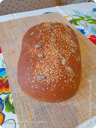«Хлеб - всему голова» это значит «хлеб - самый главный продукт на столе». Хлеб насыщает и подходит практически ко всем приемам пищи, будь то завтрак, обед или ужин. Это было важно раньше, это остается важным и сейчас.
Я для себя решила что хочу вплотную заниматься выпечкой хлеба и пробовать разные рецепты из разной муки . И сегодня у меня для вас вот такой хлебушек , он из полбяной муки . Полбян?я мука — цельнозерновая мука из полбы, сорта пшеницы. В такой муке намного меньше глютена, чем в пшеничной, поэтому она считается диетическим продуктом. Так что его можно кушать даже если вы сидите на диете. (фото 2)
