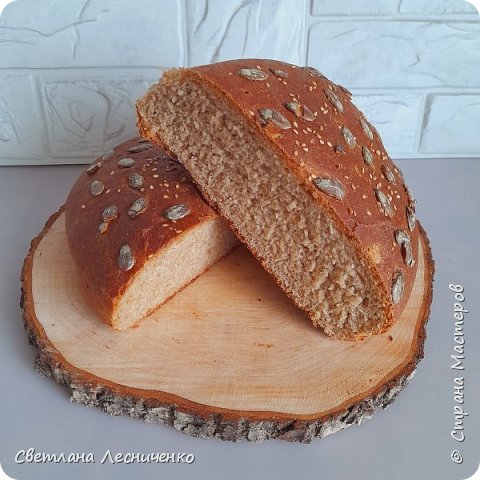 Верх хлебушка я посыпала кунжутом и тыквенными семечками.
Сейчас я себе купила ещё семена льна . И вчера спекла хлебушек с добавлением этих семян. Тоже очень вкусненько . (фото 5)