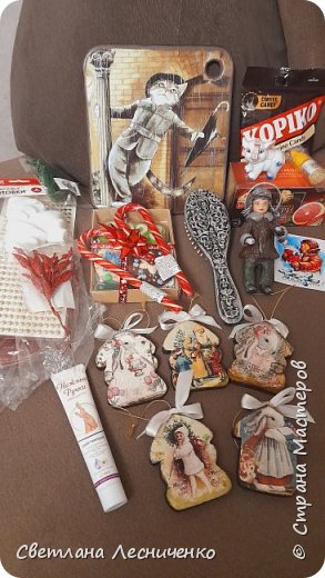 Ну вот ещё разок все мои ( теперь уже ) подарочки в сборе . Вот только сейчас увидела что забыла положить для общего фото донышки, нитки и пакетик ПРОВОРОНИЛА называется. Но Лена простит меня за это .
Хочу сказать тебе ещё раз ОГРОМНЕЙШЕЕ СПАСИБО за подарки и внимание И пожелать тебе всего самого самого хорошего в наступающем Новом году. Желаю, чтобы вместе с праздником в дверь постучались счастье, достаток, мир . Желаю, чтобы этот год был успешным, добрым, благополучным и удачным. Желаю, чтобы тебе повсюду сопутствовали крупное везение и чудесное вдохновение. (фото 38)
