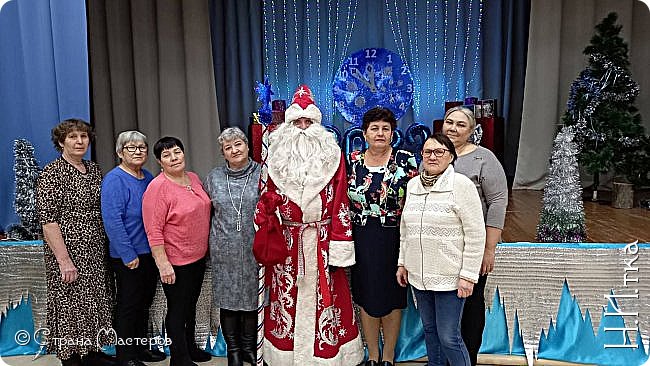    С началом Нового года по старому стилю! Самое время сделать этот репортаж и уже закрыть новогоднюю тему. Очень бурный, яркий насыщенный был на события декабрь и январь. Очень много эмоций и красок, с которыми я хочу с вами поделиться.
Этот волшебный праздник не только для детей, но и для взрослых. Работники ДК провели вечер отдыха для старшего поколения. Весь вечер сияли улыбки, царило отличное настроение, и слышался задорный смех. Мы с удовольствием и детским азартом рассказывали стихи дедушке Морозу (я почувствовала в это время себя маленькой девочкой, лет 5 – 6. Согласитесь, в душе - то мы все равно остаемся детьми: наивными, ранимыми. И пусть эти дети подольше живут в нас!), лихо отплясывали цыганочку, активно участвовали во всех конкурсах, водили хороводы, танцевали под новогодние треки, а также пели вместе с исполнителями живой музыки! Спасибо организаторам мероприятия за подаренный праздник! (фото 24)