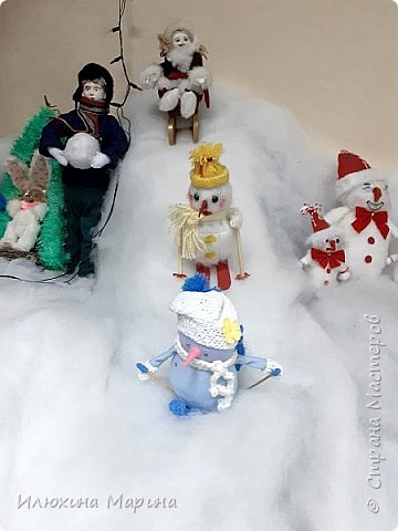 Я числюсь в Кукольном доме им. Г. Ф. Крюковой и иногда,когда возможность есть хожу туда.Там мы рукодельничаем- делаем маленькие сувениры, мартинички для гостей,а также новые экспозиции к праздникам.Вот это одна из них- зимнии забавы. Несколько фото о клубе выставлю ниже. (фото 16)