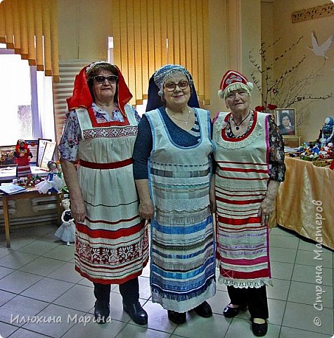 А так наши мастерицы встречают гостей для проведения экскурсий. На заднем плане на фото основатель музея-клуба Г.Ф. Крюкова (умерла в 2019 году от короновируса) (фото 30)