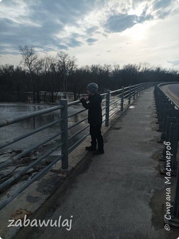 Лед не подтаял,а вода глыбы переворачивается ...мост у нас новый,высоченный....мой сын,наблюдает за водой... (фото 3)