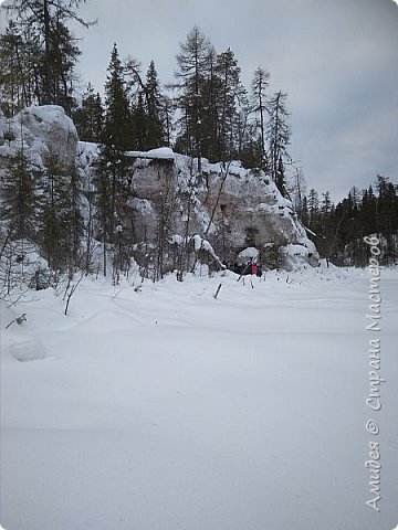  Добрый всем день. В конце января я была на экскурсии в Пинежские пещеры. Они расположены в Пинежском районе, 3,5 часа от Архангельска. В этом районе около 400 пещер. Есть пещеры, которые можно посетить летом. Есть пещеры, которые можно посетить только зимой, так как летом между пещерами протекает река, и они недоступны для посещения. Я была в пещерах, расположенных недалеко от деревни Березник, отсюда их название Березниковские.  Посетила четыре пещеры. К сожалению, сейчас к июню месяцу, я забыла их названия. Здесь сказочно, когда идешь по замершей реке, между карстовыми пещерами. И конечно, непередаваемо сказочно красиво внутри пещер, когда идешь по созданным подземными водами залам, среди замерзших сосулек,  сталактитов и сталагмитов. (фото 1)