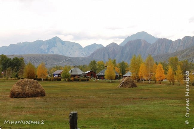 Горы, домики и стожки, и дорога по которой ехали сюда (фото 5)