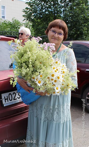 перед погрузкой со своим букетом, сказали ведра с собой не брать, уезжали на своих машинах, на трех.
Вся цветная красота осталась в тылу, а может и правильно, ведь в День семьи главные ромашки! Они символ этого праздника.  А зачем так много цветов? Потому что будем плести венки!. (фото 16)