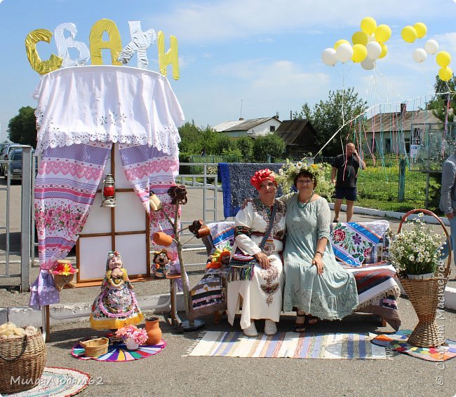 с коллегой из другого ДК и другого поселка, но мы давным-давно с ней знакомы и в приятельских отношения. Она кукольница (фото 36)