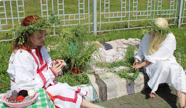 а тут венки плетут, я как всегда бегом, не разглядела сразу, что тут у них другая техника, я потом на головах у людей видела, и мне было интересно как сплетено. Очень хотелось так научится, а что эти девчата так плели до меня и не дошло. Вот у меня так часто на праздниках, много надо успеть, выстраиваю кадр, а потом дома уже увижу что-то интересмное, но уже все...поезд ушел (фото 54)