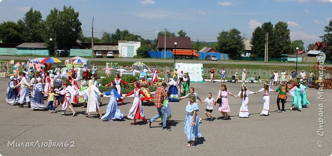 а на площади уже начали заводить большой хоровод,  (фото 75)