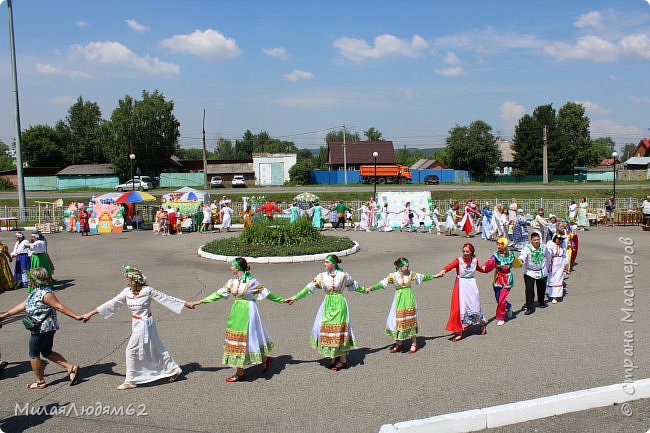 и вести всех в хороводе к сцене (фото 77)