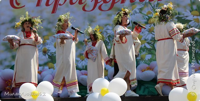 красиво смотрятся эти наспех нашитые рубахи в прошлом году. Нынче заказали к ним лапти вязать мастерице (фото 87)