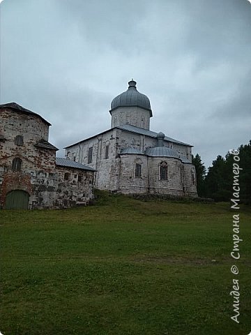 Остров расположен в Онежском заливе Белого моря, в 15 км от города Онеги Архангельской области. Его длина составляет 2 км, а ширина не превышает 800 м.
Попасть на Кий остров можно только во время максимального прилива воды. Остров представляет собой естественный выступ каменной плиты, выходящей из моря. Отдельные скалы достигают 25 м над уровнем моря. Берега острова разнообразны: есть широкие песчаные пляжи, крутые скалистые уступы, пологие каменистые берега, а внутри острова есть болотца и пруды. Большая часть острова покрыта лесом. Это в основном сосновые боры, разреженные можжевельником. На острове прекрасный воздух, настоянном на запахе морских водорослей, сосны, аромате трав, растений и цветов. В летнее время вода у побережья острова прогревается до 20 градусов, несмотря на то, что он расположен на 64-м градусе северной широты.
По преданию в 1639 году на остров была выброшена лодка, в котором находился иеромонах Никон с товарищем, сбежавшими после ссоры с братией Троицкого скита на острове Анзер (Соловки). 
 Никон вступил на остров с вопросом "Кий сей остров?" Поскольку остров был пуст, каменный и непригоден для жилья, Никон сказал:" Пусть сей остров зовется Кий". Как было принято у поморов, в память о чудесном спасении Никон водрузил на острове деревянный крест. А затем дал обет построить на этом месте монастырь. Крестовоздвиженский собор построен под руководством патриарха Никона и лично им освящен в 1660 году.
Посещение острова полностью зависит от графика приливов и отливов на Белом море. В теплое летнее время на территорию острова можно добраться два раза в день — в то время, когда здесь наступает время максимального прилива. 
 (фото 4)