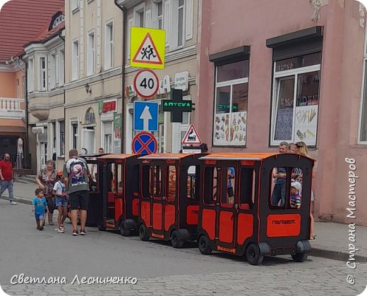 И паровозик тоже катал детишек. (фото 14)