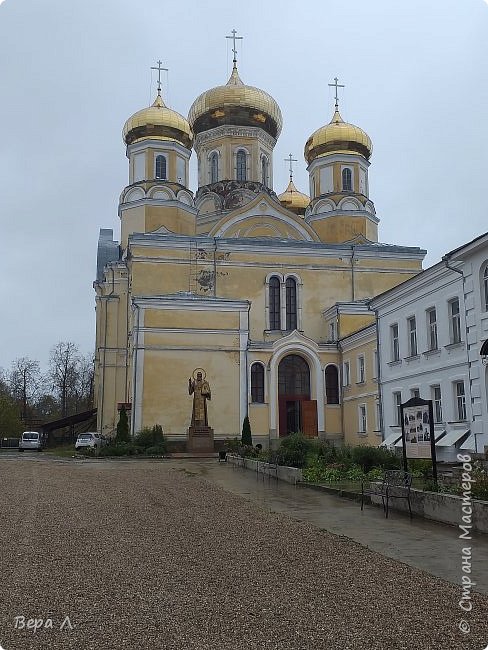 Где же душе успокоится? Конечно же, в святом месте. 

Казанский женский монастырь (1872). К началу ХХ века он стал одним из крупнейших в России, настоящей жемчужиной города.
В этой обители хранились драгоценные святыни, в том числе два чудотворных образа Пресвятой Богородицы: Казанская Вышневолоцкая икона и Греческая или Андроникова икона - по преданию, один из трех образов, написанных апостолом и евангелистом Лукою. (фото 8)