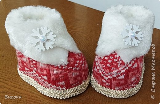 ...По улочкам деревеньки предлагаю прогуляться в меховых ботиночках.
Увидела в магазине такие сувенирные ботиночки. "Хочу!"... А жаба душит и говорит :"Нечего деньги тратить. Сама такие сделать можешь." Я ей отвечаю :" Из чего делать ? У меня нет ничего." А жаба отвечает :" Потряси своего хомяка. У него всё есть". И действительно нашёлся один красивый носочек и кусочек меха. Высота ботиночка 8 см, а длинна - 10 см.
(фото 7)