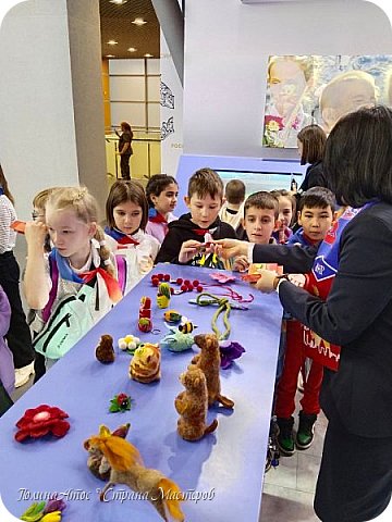 Выставка наших с мамой работ на стенде. В основном работы мамы, они больше по тематике подходят.  (фото 18)