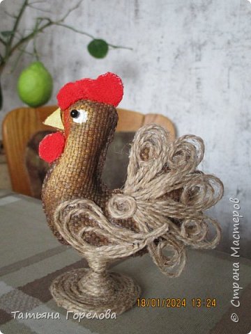 Фото при дневном освещении. Заодно, посмотрите на наш лимон. В этом году сразу два завязались. Думаю, к марту созреют. Сейчас.деревце скидывает листву, выпускает шипы.  Потом снова зазеленеет.                                                                                                                                                                                                                  Хвост и крылышко из джута делала на файле клеем ПВА супер. Поскольку места не хватило на "оборочку" ( слишком маловат оказался), затонировала акриловыми красками., не трогая джут. Гребешок, носик, бородку сделала из ткани  (с обеих сторон). (фото 3)