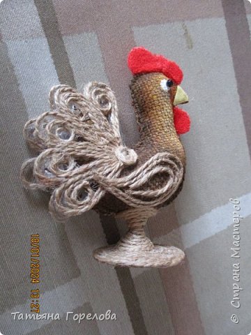 Фото, где видно как сделала ножки-подставку. Два круга из картона, вставила спичку с проволокой, обмазала массой папье-маше, обмотала джутом с клеем. На тельце петушка дырку тоже обмотала джутом.  (фото 6)