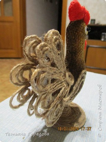 Хвостик у петушка  соединяется лишь первыми перышкам. В одной точке приклеиваем перышки хвостика к тельцу, иначе он его расправит так, как буд-то от ветра бежит.   Крылышки ставим на место последними чтобы не мешались при установке подставки. (фото 5)