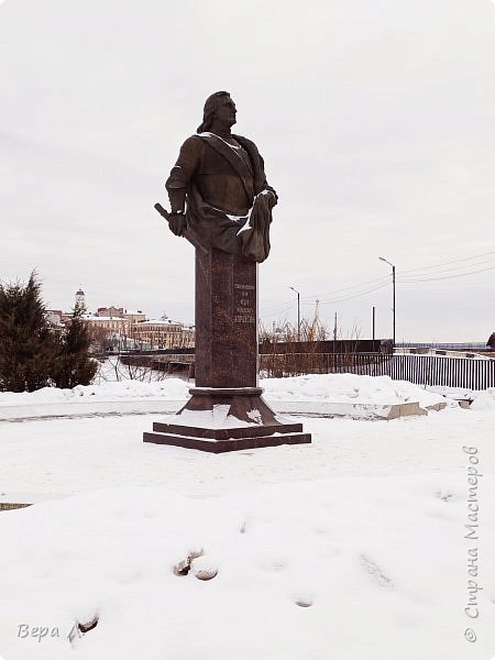 просто холодно!
Зима, однако.

(памятник генералу-адмиралу Фёдору Апраксину) (фото 4)