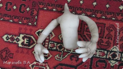    внутри туловища втулка от рулона фольги, обмотала синтепоном и обшила капроном. (фото 9)