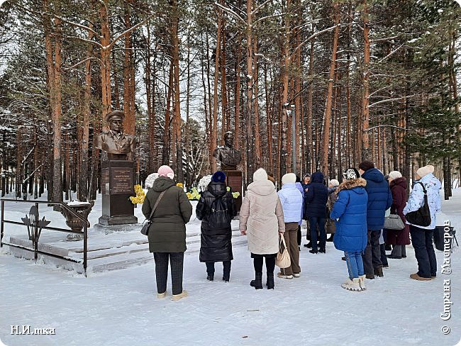    В этом же сквере, рядом с памятником воинам – интернационалистам, установлен памятник ВДВ. (фото 12)