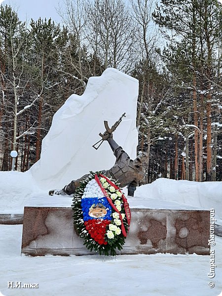    Культорганизатор, Татьяна Васильевна, проводила с нами различные развлекательные мероприятия. Кто – то присутствовал  в зале, кто – то  в творческой мастерской за рукоделием, но мы сидели, слушали и подпевали вместе со всеми. А ещё мы учились играть на деревянных ложках, так зажигательно было, ух! 
...а так же познавательную экскурсию по городу.
Современная история Сургута начинается с 1957г., когда была создана первая Юганская разведка поискового бурения, в результате которой были открыты крупные месторождения нефти и газа. 
Численность населения города на 1января  2024г. составляет 396 443  человек.
Памятник воинам – интернационалистам представляет собой скульптурное изображение раненого воина, который пытается подняться, но крепко держит свой автомат в руке. Позади бронзовой скульптуры выполнена стена  в виде горы. По обеим сторонам от памятника полукругом установлены гранитные постаменты  с мраморными досками, на которые занесены фамилии, инициалы и годы жизни погибших военнослужащих. На плитах выбиты названия государств, в которых выполняли интернациональный долг эти ребята. 
 (фото 11)