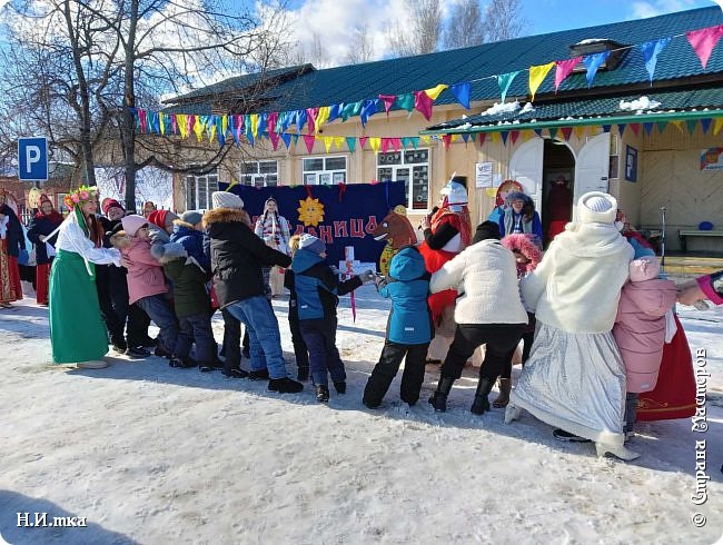    Еще одна традиционная славянская забава на Масленицу, без которой не обходится ни одно народное гуляние, заключается в соревнованиях по перетягиванию каната. ..и  Весна победила! (фото 24)