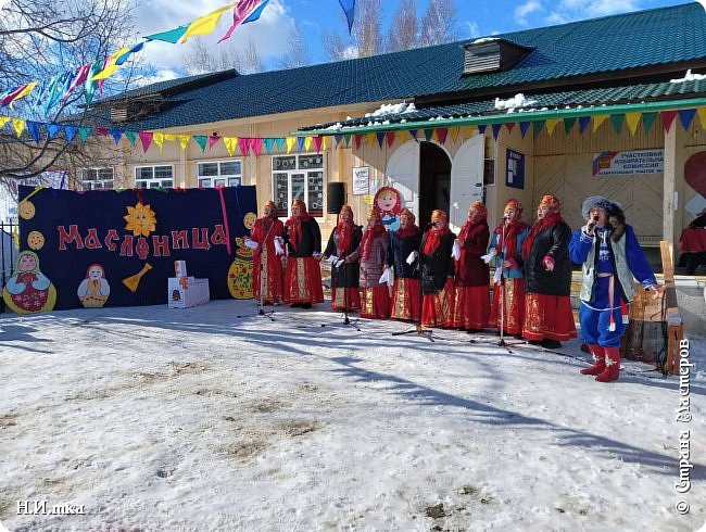   Коварный Соловей - Разбойник пытался помешать приходу Весны и свистел так, что уши закладывало, но мы знаем, что русские сказки всегда хорошо заканчиваются, и в конце он всё – таки сменил свою суровость на радость и веселье.
 Наш хор Родные напевы и Соловей - разбойник. (фото 15)