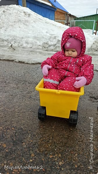 Никита ездил на велике и ей надо! Вспомнила бабушка про эту тележку. НЕ очень довольная, но катала я ее долго, а смурная, потому что спать хотела, вот так все просто оказалось! (фото 80)