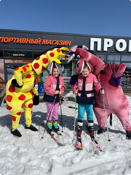 А это мои внучки в Горной Шории в Шерегеше, катаются на горнолыжке. Два дня, вчера и сегодня. И там еще зима-зима. А от нас полтора часа на машине. (фото 66)