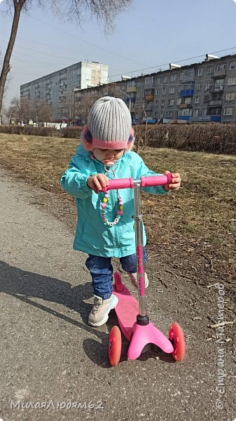 А это сама младшая внучка Катя в Новокузнецке осваивает самокат. Что говорить про нашу большущую стану, если вот у нас такая разная весна. От нас до города час езды, и от нас до Шерегеша полтора часа. Мы почти по серединке. Тут снега нет, у нас еще много и река только пошла, а в Горной Шории и весной не пахло! (фото 71)