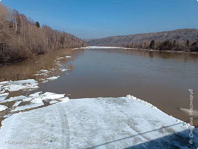 вид вниз по течению реки . Там на повороте опять затор. Вот она бедная и освобождается от зимних оков, от поворота до поворота. А этих поворотов не счесть! А верховья реки еще и не вскрывались! Там еще зима. (фото 17)