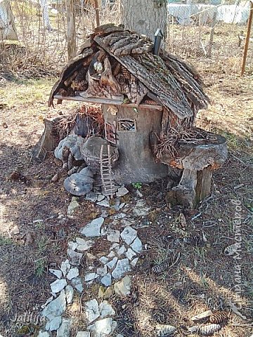 С улицы не хочется заходить. Воздухом невозможно надышаться. 
Хотя кругом ещё голо. 
Домик гномиков хорошо пережил зиму. Только труба покосилась. Хорошо топилось, наверное, зимой! (фото 26)