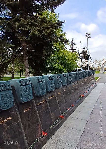 (Мемориальный комплекс, посвящённый городам Воинской славы, выполнен в 2016 году коллективом под руководством скульптора Салавата Щербакова. Он представляет 16-ти метровую гранитную колонну с двуглавым орлом и барельефами с фигурами исторических личностей от Святослава, Дмитрия Донского до Кутузова и Нахимова, полководцев разных эпох. Его обрамляют 45 гранитных плит с гербами городов воинской славы) (фото 9)