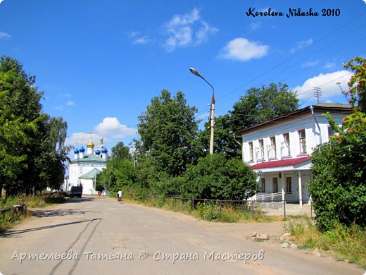  Улица Володарского – одна из старейших улиц Коврова. Появилась она согласно проектному плану 1788 года, начиналась от Христорождественского храма и первоначально называлась именем губернского города – Владимирской. После обретения храмом статуса собора улица сменила название и стала Соборной. 
    (фото 1)