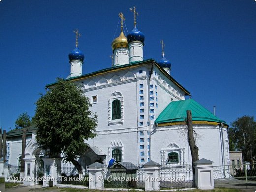  Христорождественский собор.                                                                                                                                          
 Среди ковровских храмов Христорождественский собор – самый древний. Согласно преданию, деревянная Рождественская церковь появилась здесь в XII веке по воле великого владимирского князя Андрея Боголюбского, сбившегося с пути и заблудившегося в этих местах в канун Рождества. Князю удалось выйти в стан деревни Елифановки, и в честь своего спасения он приказал построить в селении церковь. В конце XVII века вместо деревянного возвели каменный храм. Для приготовления строительных растворов сегодня используют цемент и песок. А прежде на протяжении столетий основным связующим материалом, употреблявшимся в строительстве, была гашеная известь. Интересен процесс ее приготовления или «творения». Полученную в результате обжига жженую известь «гасили» в специальных творильных ямах. В яму глубиной 4-6 метров, с деревянной опалубкой, до половины загружали жженую известь и до краев заливали водой. Затем яму покрывали деревянным щитом, присыпали землей и оставляли на три и более лет. Чем больше выдержка, тем прочнее материал. Поскольку гашение сопровождалось очень сильным разогреванием массы, детвору предупреждали: в этом месте не играть – можно сгореть заживо. Для приготовления строительного раствора гашеную известь смешивали с чистым песком в пропорции – ведро извести на ведро песка. Все старые ковровские храмы, кроме Троицкой церкви, построены на известковых растворах. Первоначально престолов в храме было два: главный в честь Рождества Иисуса Христа и придельный во имя Макария, Калязинского Чудотворца. Позже храм обрел еще одну икону, которая стала главной городской святыней и пользовалась особым почитанием в соборе, – Смоленскую икону Божией Матери. По преданию, икона была найдена чудом уцелевшей на пепелище сгоревшей дотла деревянной церкви села Нестерово, что находилось в 7 верстах от Коврова. Решили, что икона чудотворная, и перенесли ее в Христорождественский храм села Коврово. Ежегодно 28 июля (по старому стилю) в день празднования Смоленской иконы в Коврове проходил большой праздник, к которому была приурочена Смоленская ярмарка. Христорождественский собор – свидетель многих событий. В нем проходила церемония открытия Коврова как уездного города и духовное торжество по случаю его столетия. В 1837 году в Христорождественской церкви присутствовали при совершении молебна цесаревич Александр Николаевич (будущий император Александр II) и его наставник поэт В.А. Жуковский. Это случилось во время ознакомительной поездки цесаревича по стране. Александра готовили к управлению государством. Как говорил М. Ломоносов: «Нельзя страною управлять, оную не зная». С целью знакомства со страной цесаревич в свои 19 лет совершил большое путешествие по России. Вернувшись из поездки, Александр просил отца о смягчении участи ссыльных декабристов, с которыми встречался в Сибири. И первое, что сделал сам, придя к власти, объявил амнистию политическим заключенным – оставшимся в живых декабристам. Священнослужителей Христорождественского храма можно назвать первыми ковровскими летописцами и краеведами. Сила Архангельский, прослуживший здесь 50 лет, заносил в свои тетради в хронологическом порядке все выдающиеся события местной истории: пожары, эпидемии, посещение города Коврова членами императорской семьи и т.д. Его последователь, Алексей Радугин, прослуживший в храме почти 54 года, оставил нам обширную краеведческую статью «О городе Коврове» с записанными в ней старинными преданиями об атамане Ширине, об обретении иконы Смоленской Божией Матери, о происхождении фамилии князей Ковровых. Могилу А.Г. Радугина с надгробным памятником можно увидеть сегодня возле Христорождественского собора со стороны алтаря. В 1870 году Христорождественская церковь стала собором. УЛИЦА СОБОРНАЯ Долгое время церковным старостой собора был крупнейший купец-виноторговец Михаил Дмитриевич Сомов, переселившийся в Ковров из Владимира в 1840-е годы. (фото 2)