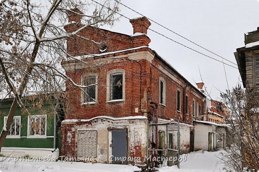 Здесь сложился целый ансамбль городской усадьбы: жилой двухэтажный полукаменный дом  , двухэтажный каменный флигель   и каменная торговая палатка  . Оптовым складом пива и меда на Соборной заведовал старший сын – Василий Михайлович Сомов, а потом его сын Владимир Васильевич. В советское время в домах, принадлежавших ранее Сомовым, существовало предприятие, производившее фруктовые воды. Владельцами домов на Соборной были также состоятельные купцы Куренковы, Кокурины, Ромагины. (фото 4)