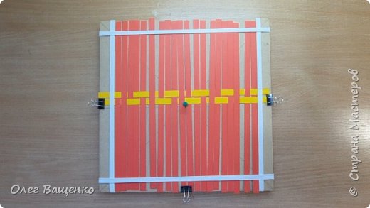 Вторую ленту заплетаю так же, но со сдвигом вправо на один шаг. (фото 7)