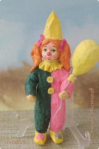 Доброго всем дня и хорошего летнего настроения!
Сегодня хочу показать несколько своих куколок из ваты и хвастик..
Ещё одна девочка-клоун.. ???
(фото 1)