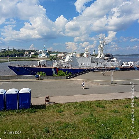 Чебоксары, небольшой городок, где тихо и спокойно. Приехали в обед, через час к нам приехала Саша и мы поехали , немного покатались. Потом я ее позвала на чай. Разошлись мы около 9 вечера. Саше надо было завтра на работу, а нас ждала Йошкар-Ола, а потом домой.
Самое главное, я хотела увидеть Волгу, в Казани это сделать не удалось.
Немного постояли, полюбовались набережной и поехали дальше ,смотреть город. (фото 21)