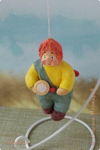 Доброго всем вечера!! 
Сегодня хочу показать ещё одну ватную игрушку, это опять Карлсон.. И хвастик, подарочки от Светланы Фиалкиной.. 
Сначала Карлсон, Карлсон в полёте.. 
Купила вот такую замечательную подставку- подвес, очень удобно фотографировать игрушки.. 