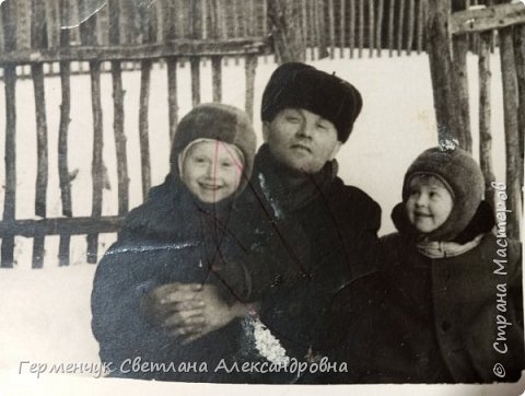 В стареньком альбоме - розовое детство.
Там тепло хранится все эти года.
От воспоминаний нет на свете средства,
то, что с нами было - это навсегда. (фото 2)