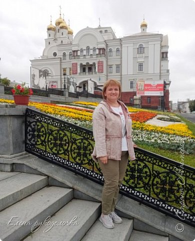 А в воскресенье, уже перед отъездом домой, мы вместе с Леной погуляли по самому городу. Храм на Крови. Православный храм в Екатеринбурге, построенный на месте дома Ипатьева, в котором содержались под арестом и были расстреляны в ночь на 17 июля 1918 года последний российский император Николай II, его семья и четверо слуг. (фото 36)